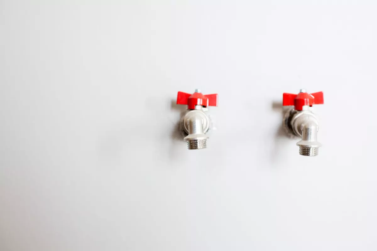 Beispiel: Wasser-Absperrventile an der Wand als Anschlusspunkt für Spüle und Spülmaschine